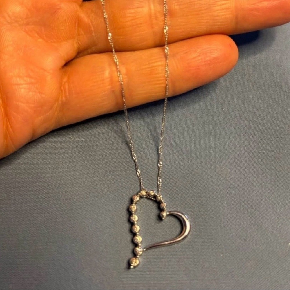 10k White Gold Diamond Heart Pendant Necklace